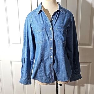 Dockers women's denim long sleeves shirt. In large. Contrast white satin.